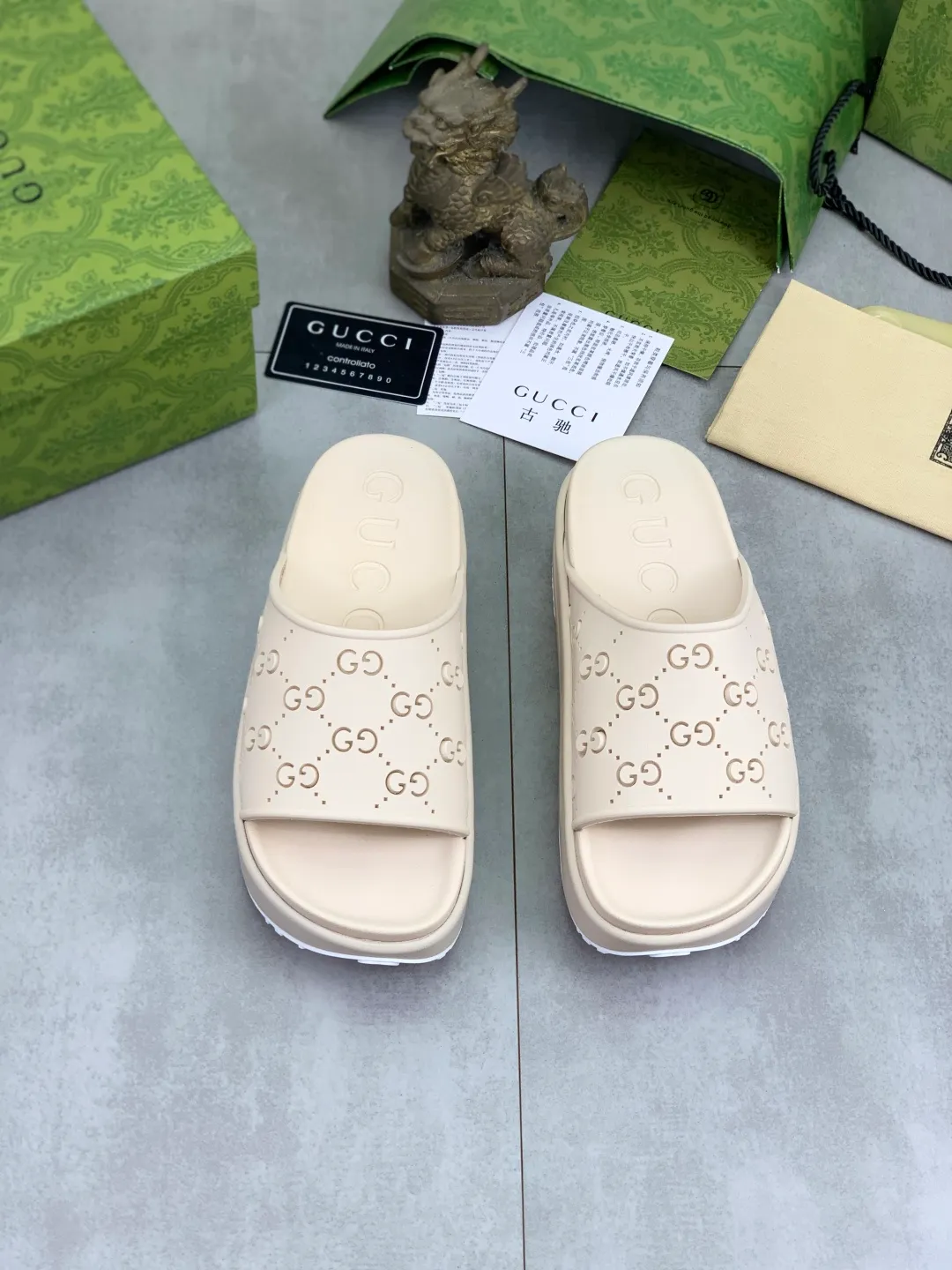 Men's Men's Shoes 💰P300💰[New Style] High Version 🎁🎁🎁 GUCCI New Year of the Snake casual slippers, original official website, perfect workmanship, transmitting a kind of noble luxury, sublimating its definition of luxury in Gucci's high-end extraordinary craftsmanship. Original Gucci double G combination outsole, code number: 35-46, complete package